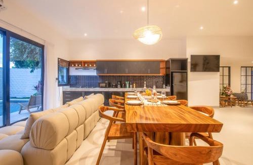 Batubelig Villa | 4 Bd Seminyak Rice Paddies View 4 mins to Beach