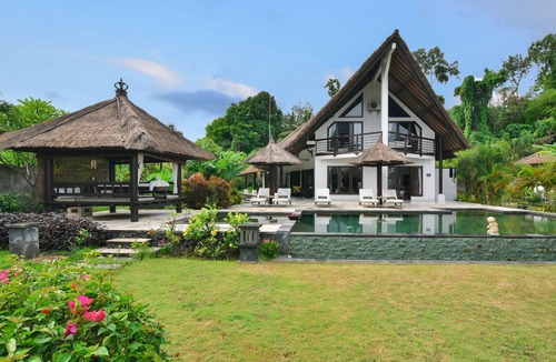 Umeanyar Villa | 4 bed villa directly on the beach. swimming pool with yacuzi