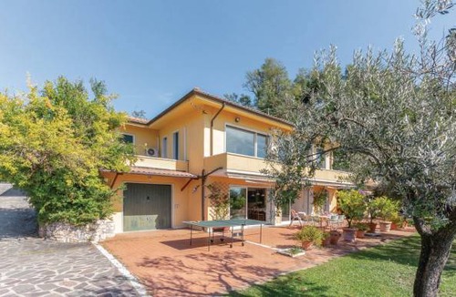 Carrara House | 4 bedroom accommodation in Carrara -MS-