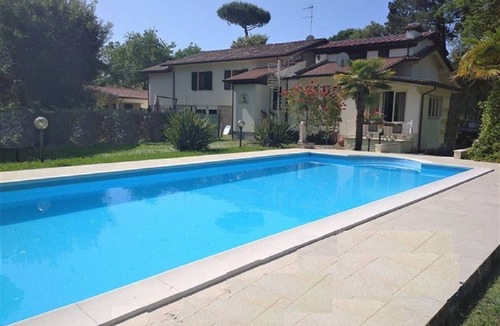 Ronchi Villa | 4 Bedroom Villa in Massa