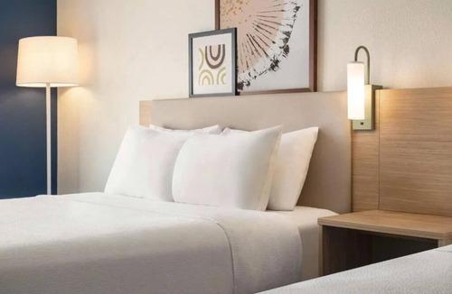 Southwest Orlando Hostel | 4 Relaxing Rooms Perfect for Your Orlando Adventure – Free Breakfast & Pool