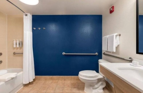 Southwest Orlando Hostel | 4 Relaxing Rooms Perfect for Your Orlando Adventure – Free Breakfast & Pool