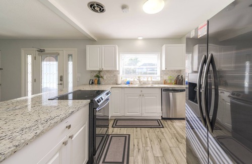 Edgewood House | 4 Rooms, Lake, Pool, Hot Tub, Bocce Ball, Putting Green, Fire Pit, Cold Plunge