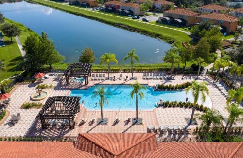 Bellavida House | 4BR Lakefront - Themed Rooms - Pool & BBQ!