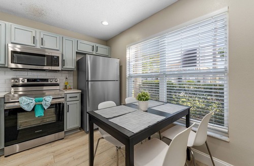 Lake Berkley House | 4BR w/Heated Pool near Disney & Lake - Sleeps 10!