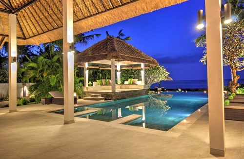 Dencarik Villa | 5 BR Luxurious Beachfront Villa - Large Swimming Pool & Staff - Lovina Beach