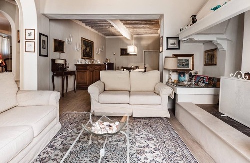 Crespina House | 60km to florence and 20km to the beach. Supermarket at 5 km. Shops at 2km.