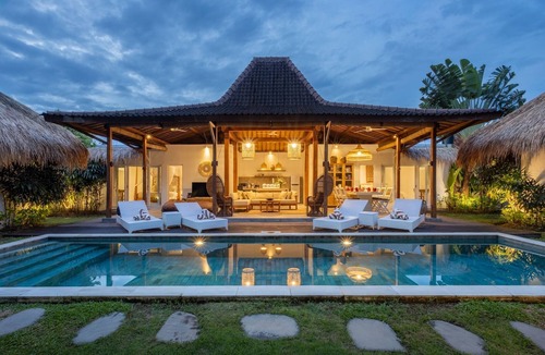 Petitenget Villa | 8BR Oberoi 700m Beach Central Seminyak Villa