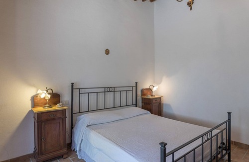 Murlo House | a cosy country cottage in a very private, secluded position.