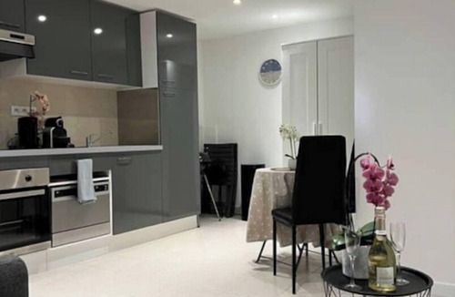 L'Ariane Apartment | Adorable studio (sleeps 3) with parking and outdoor space