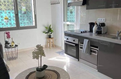 L'Ariane Apartment | Adorable studio (sleeps 3) with parking and outdoor space