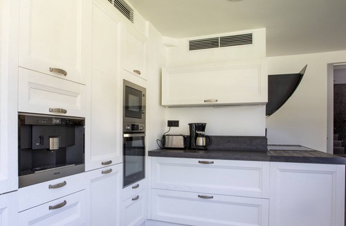 Mandelieu-La-Napoule Villa | Air-conditioned villa with pool and garden