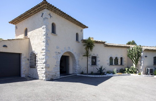 Mandelieu-La-Napoule Villa | Air-conditioned villa with pool and garden