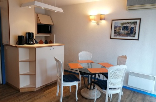 Sainte-Maxime City Centre Apartment | Air-conditioned apartment 4 pers - terrace - 200 m beach - 50m shops-tt comfort