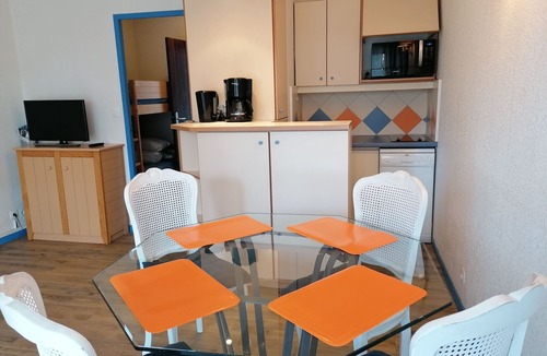 Sainte-Maxime City Centre Apartment | Air-conditioned apartment 4 pers - terrace - 200 m beach - 50m shops-tt comfort