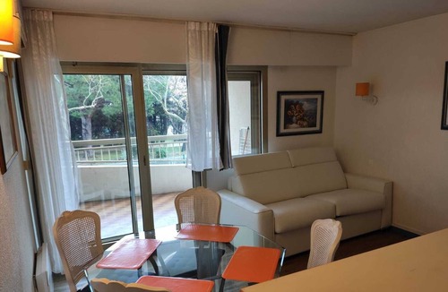 Sainte-Maxime City Centre Apartment | Air-conditioned apartment 4 pers - terrace - 200 m beach - 50m shops-tt comfort