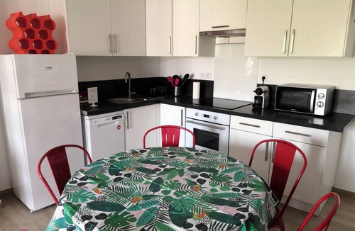 Antibes Old Town Apartment | Air-conditioned two-room apartment, sleeps 5, in the heart of Old Antibes, close to the beaches