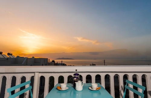 Kamari Apartment | Aislin House: Where Beachfront Bliss Meets Santorini Charm!