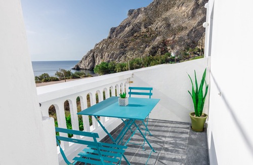 Kamari Apartment | Aislin House: Where Beachfront Bliss Meets Santorini Charm!