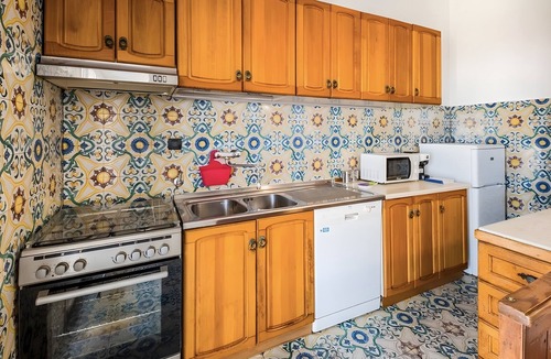 Rezza Apartment | Alda's Home: Sea View Retreat