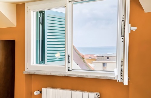 Rezza Apartment | Alda's Home: Sea View Retreat