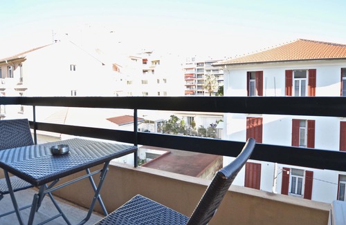 Juan-les-Pins Apartment | ALL COMFORT 50m from the beach, close to shops and train station, in the HEART of Juan les Pins