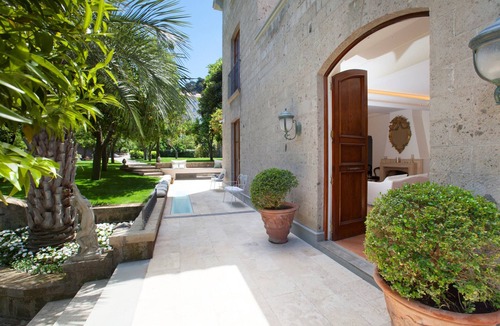 Sorrento Historic Centre Villa | AMORE RENTALS - Villa Ebe with Private Garden, Mini Pool and Jacuzzi