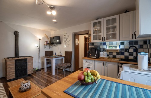 Castel del Piano Apartment | Andrea's Nido Apartment with Mountain View, Wi-Fi and Air Conditioning