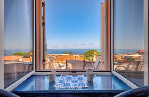 Chiessi Apartment | Apartment 'Appartamento Con Vista Mare Chiessi' with Sea View, Balcony and Air Conditioning
