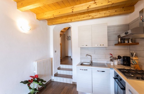 Tremosine Apartment | Apartment 'Artù' with Shared Garden, Balcony and Wi-Fi