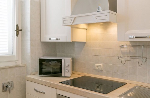 San Vincenzo Apartment | Apartment 'Brezza Marina' with Sea View and Wi-Fi
