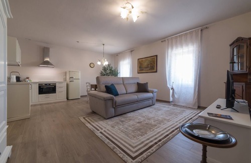 Cavaion Veronese Apartment | Apartment 'Casale Dei Sogni Piano Primo' with Shared Garden, Wi-Fi and Air Conditioning