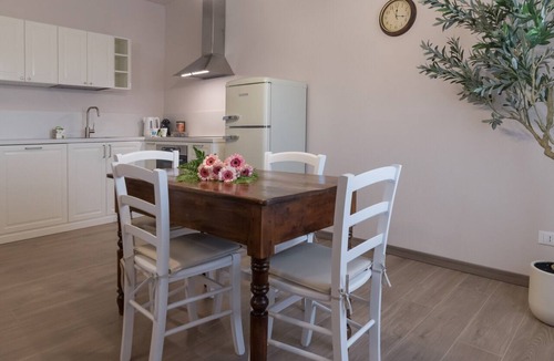 Cavaion Veronese Apartment | Apartment 'Casale Dei Sogni Piano Primo' with Shared Garden, Wi-Fi and Air Conditioning