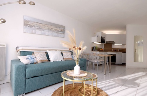 Saint-Raphael Apartment | Apartment for 4 by the sea, air-conditioned, Wifi, swimming pool and parking