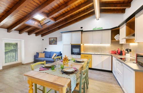 Polpenazze del Garda Apartment | Apartment 'Il Borgo Ulivo' with Lake View, Wi-Fi and Air Conditioning