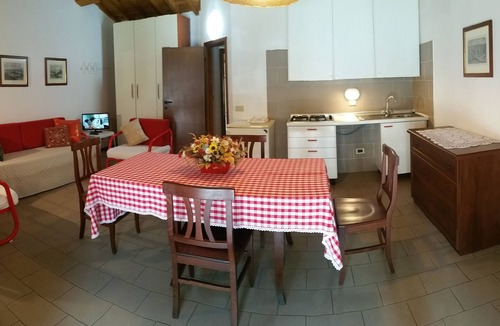 Casale Marittimo Apartment | Apartment in a country house on a hill overlooking the sea with a large park and swimming pool