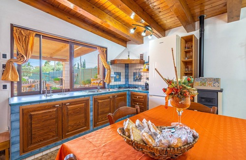 Noto Marina Apartment | Apartment 'In Villa Luana' with Mountain View, Wi-Fi and Air Conditioning