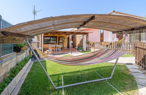 Noto Marina Apartment | Apartment 'In Villa Luana' with Mountain View, Wi-Fi and Air Conditioning