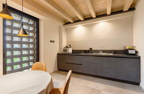 Castelnuovo del Garda Apartment | Apartment 'Agr Casa Pezzo 2' with Shared Pool, Wi-Fi and Air Conditioning
