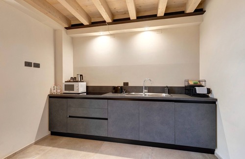 Castelnuovo del Garda Apartment | Apartment 'Agr Casa Pezzo 2' with Shared Pool, Wi-Fi and Air Conditioning
