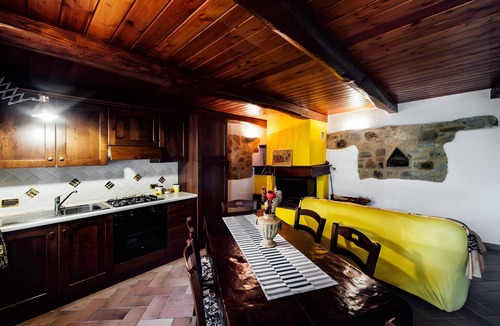 Castiglione d'Orcia Apartment | Apartment Lo Stanzone - Agriturismo Il Noce in Val d'Orcia