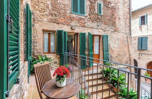 Monticiano Apartment | Apartment 'La Fonte' with Balcony and Wi-Fi