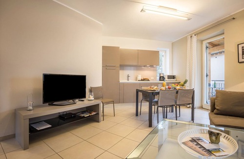 Aer Apartment | Apartment 'La Villa Tesoro' with Lake View, Shared Pool and Wi-Fi