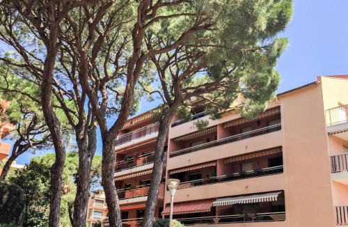 Sainte-Maxime Apartment | Apartment Les Pins Ensoleilles-6 by Interhome