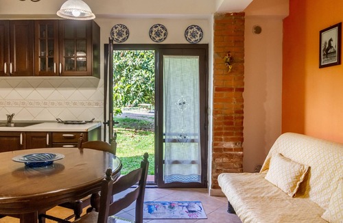 Montorsaio Apartment | Apartment 'Lillastro - Il Portico' with Shared Garden, Wi-Fi and Air Conditioning