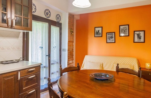 Montorsaio Apartment | Apartment 'Lillastro - Il Portico' with Shared Garden, Wi-Fi and Air Conditioning