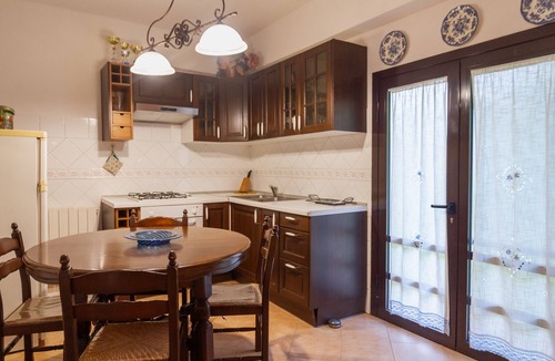 Montorsaio Apartment | Apartment 'Lillastro - Il Portico' with Shared Garden, Wi-Fi and Air Conditioning