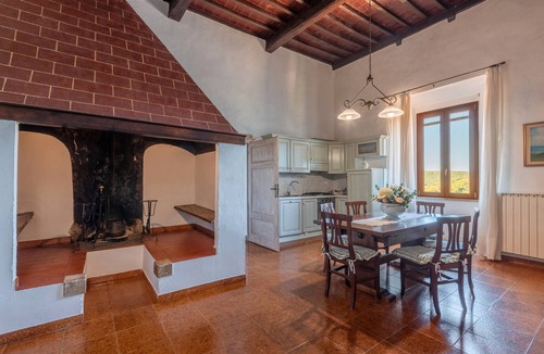Monteroni d'Arbia Apartment | Apartment 'Memories' Farm Stay with View of Siena