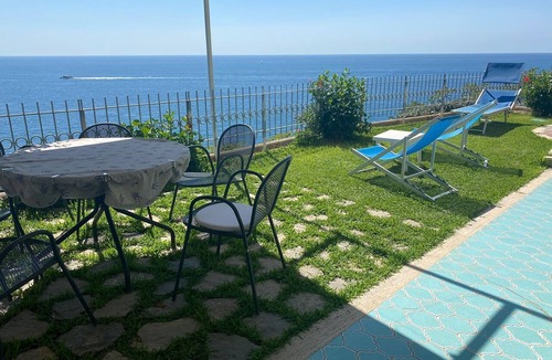 Praiano Apartment | Apartment overlooking the sea with private terrace, private access to the sea.