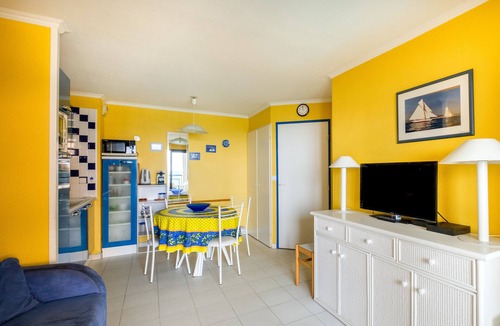 Cannes La Bocca Apartment | Apartment "Palme d'Or" with Sea View, Shared Pool & Wi-Fi